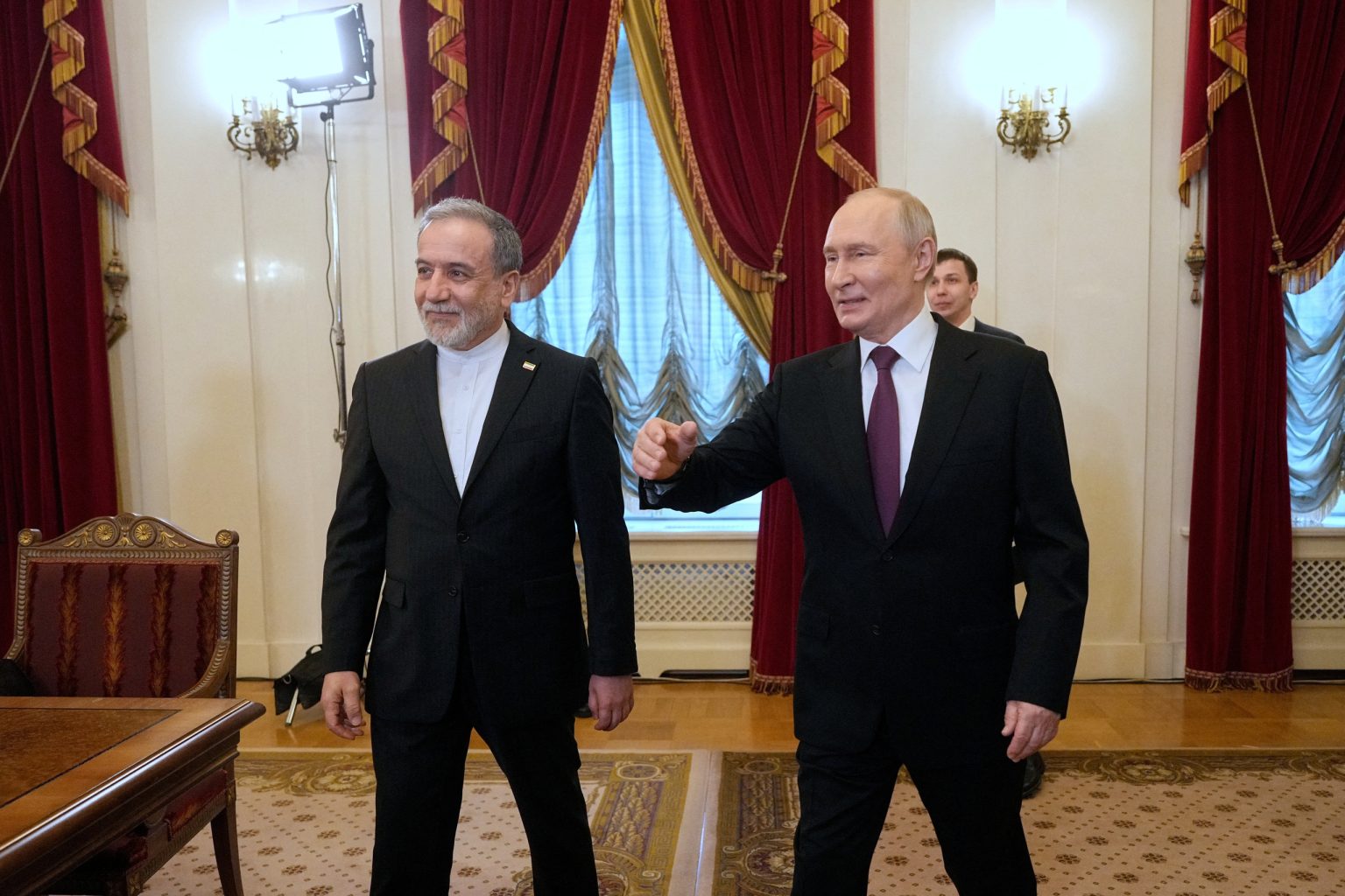 Zľava Abbás Arákčí a Vladimir Putin. Foto: Dmitri Lovetsky/Pool via Reuters