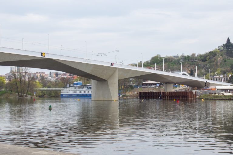 Praha má nový most, špeciálny cement naň vozili zo Slovenska