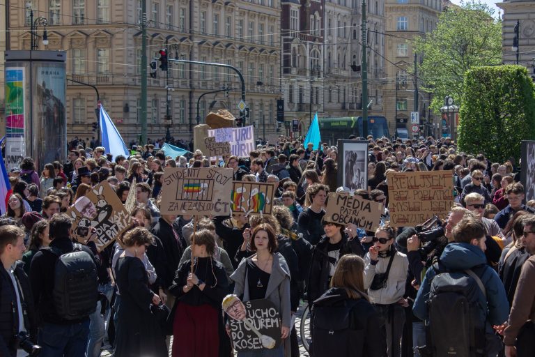 Českí študenti odišli z vyučovania na protest za verejnoprávne médiá