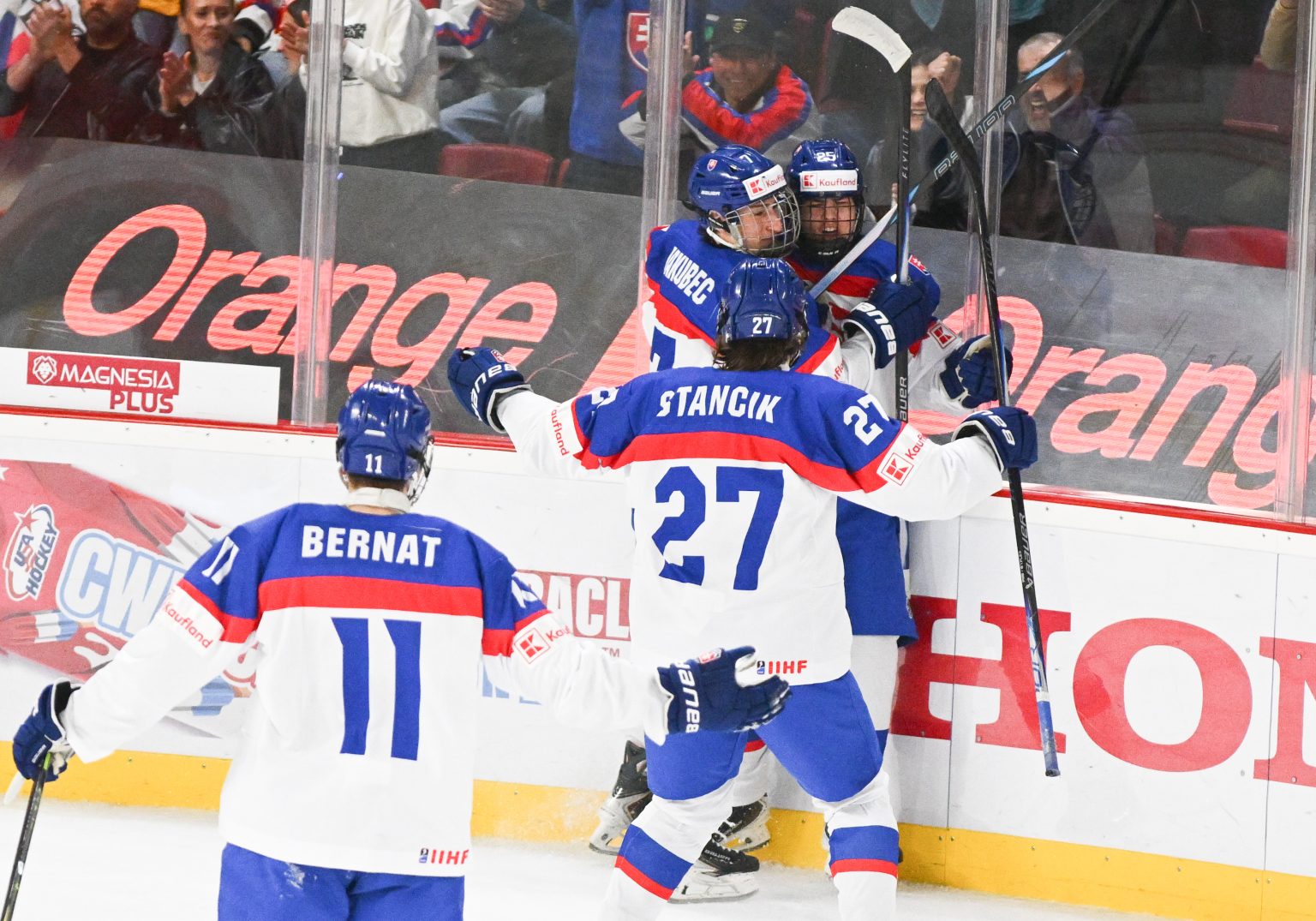Slovenskí hokejisti na MS u18 v Trenčíne. Foto:  Martin Medňanský/Tasr
