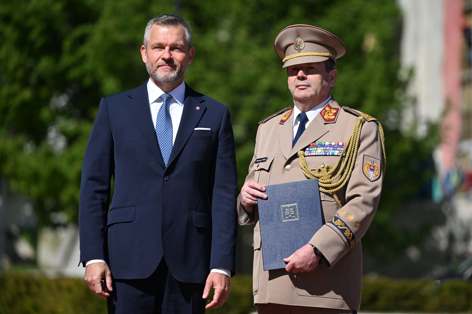 Prezident SR Peter Pellegrini a nový náčelník Generálneho štábu Ozbrojených síl SR Miroslav Lorinc. Foto: Martin Baumann/TASR 