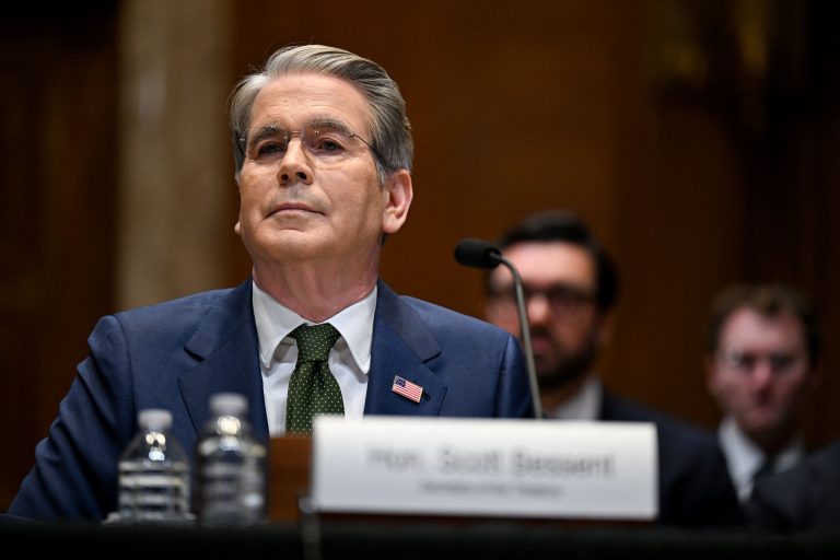 USA zmiernili sankcie na ruskú a iránsku ropu, dôvodom je kríza