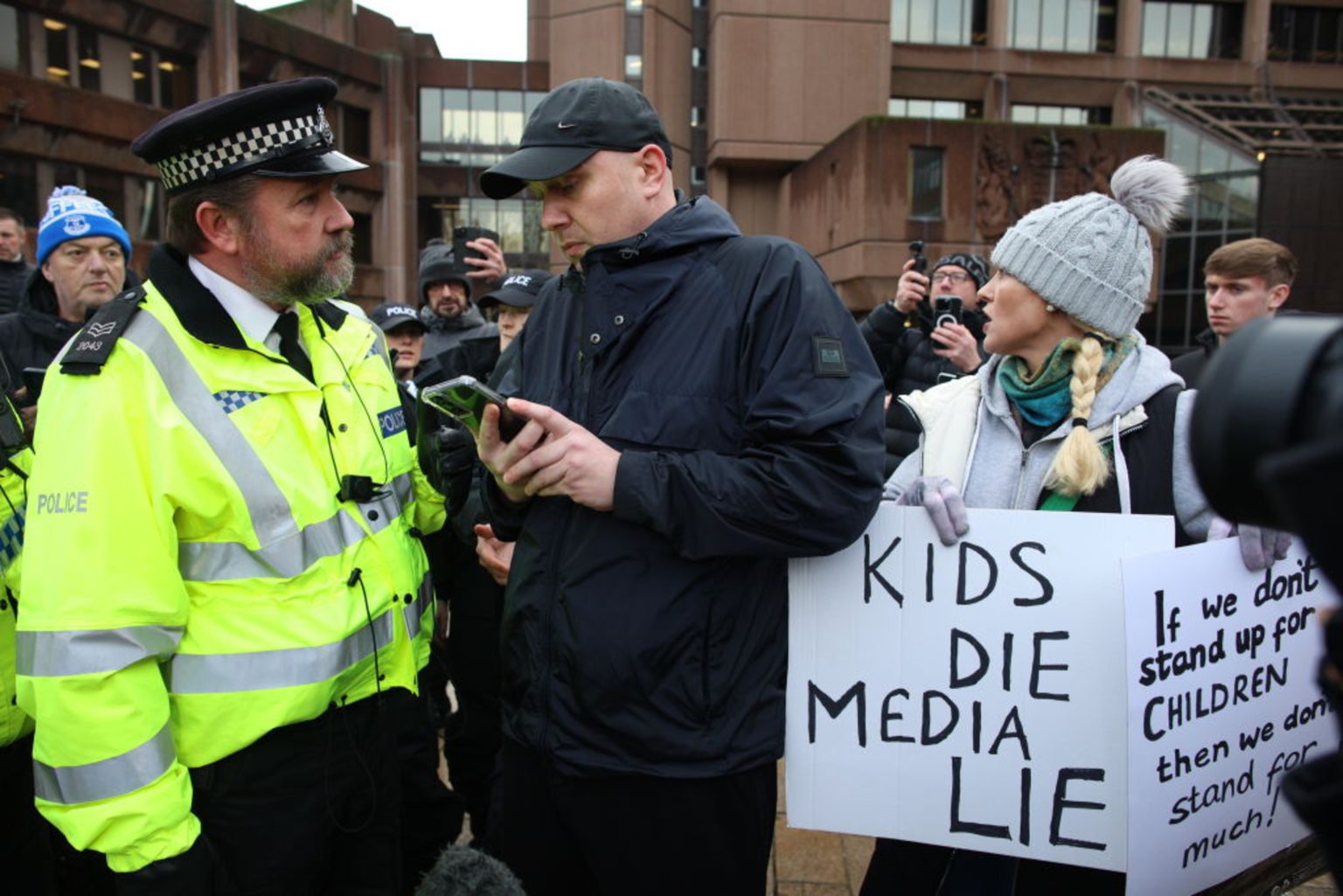 Ľudia sa zhromaždili na proteste pred súdom v Liverpoole, pred vynesením rozsudku nad Axelom Rudakubanom. Foto: Ryan Jenkinson/Getty Images