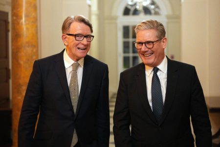 Starmer sa drží pri moci uprostred škandálu s Mandelsonom