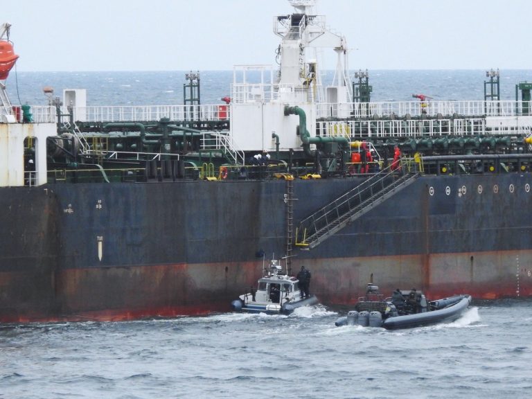 Švédsko rieši únik ropy, zaistený tanker spájajú s ruskou flotilou