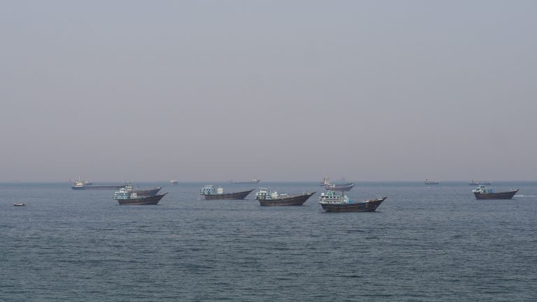 Irán zadržal lode v Hormuzskom prielive