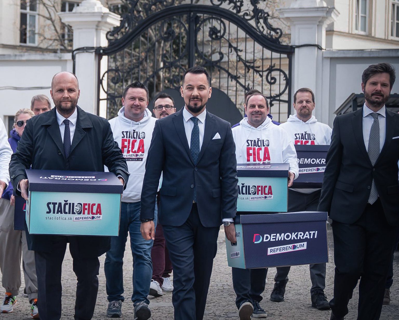 Demokrati s vyzbieranými podpismi na referendum. Foto: Facebook/Demokrati