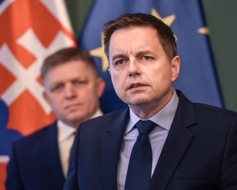 Robert Fico (vľavo), Peter Kažimír. Foto: Pavol Zachar/TASR