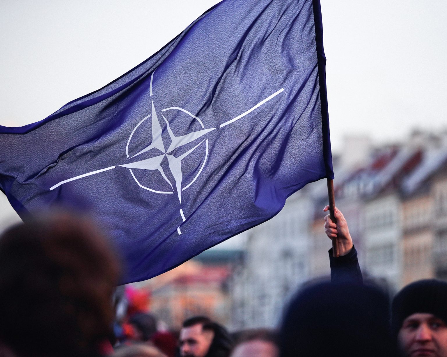 Muž drží vlajku NATO vo Varšave. Foto: STR/NurPhoto/Getty Images