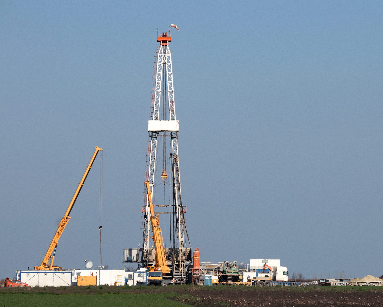 A drilling rig in northern Germany: The debate over domestic gas production and fracking is gaining momentum again. Fracking illustration photography. Photo: goce/Getty Images