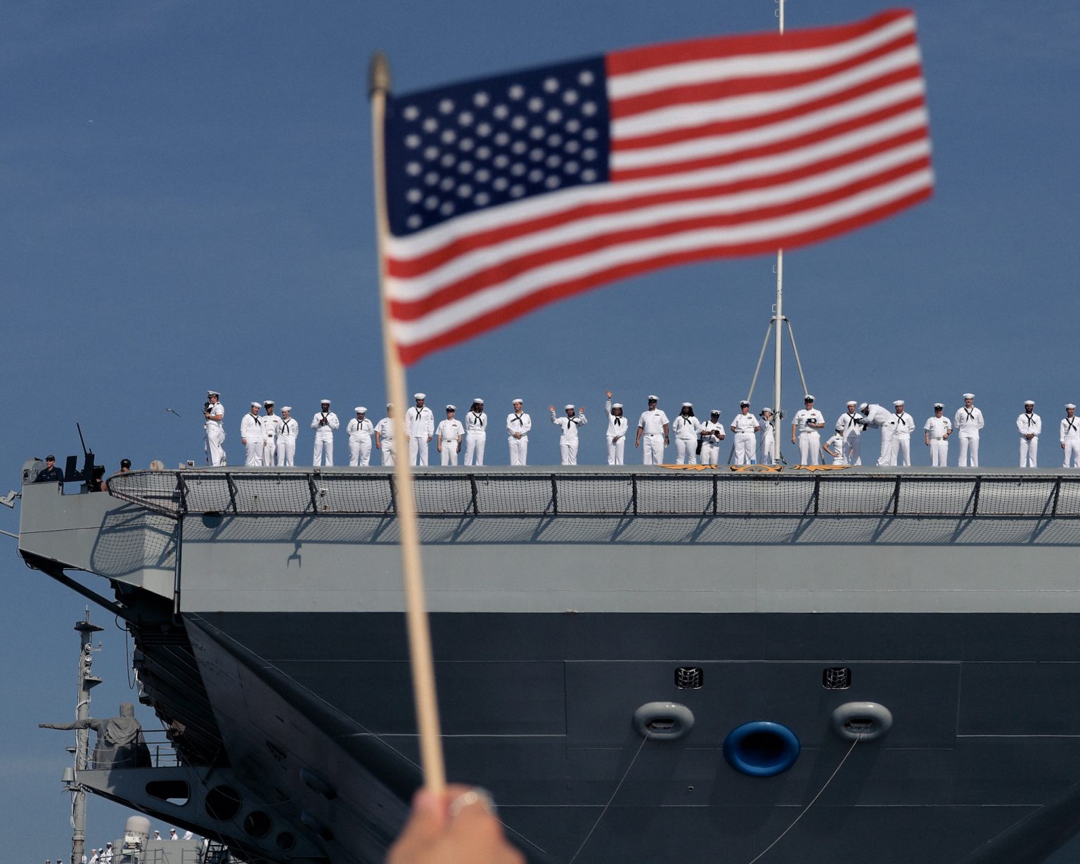 Námorníci amerického námorníctva stoja na palube lietadlovej lode USS Gerald R. Ford. Foto: Joe Raedle/Getty Images