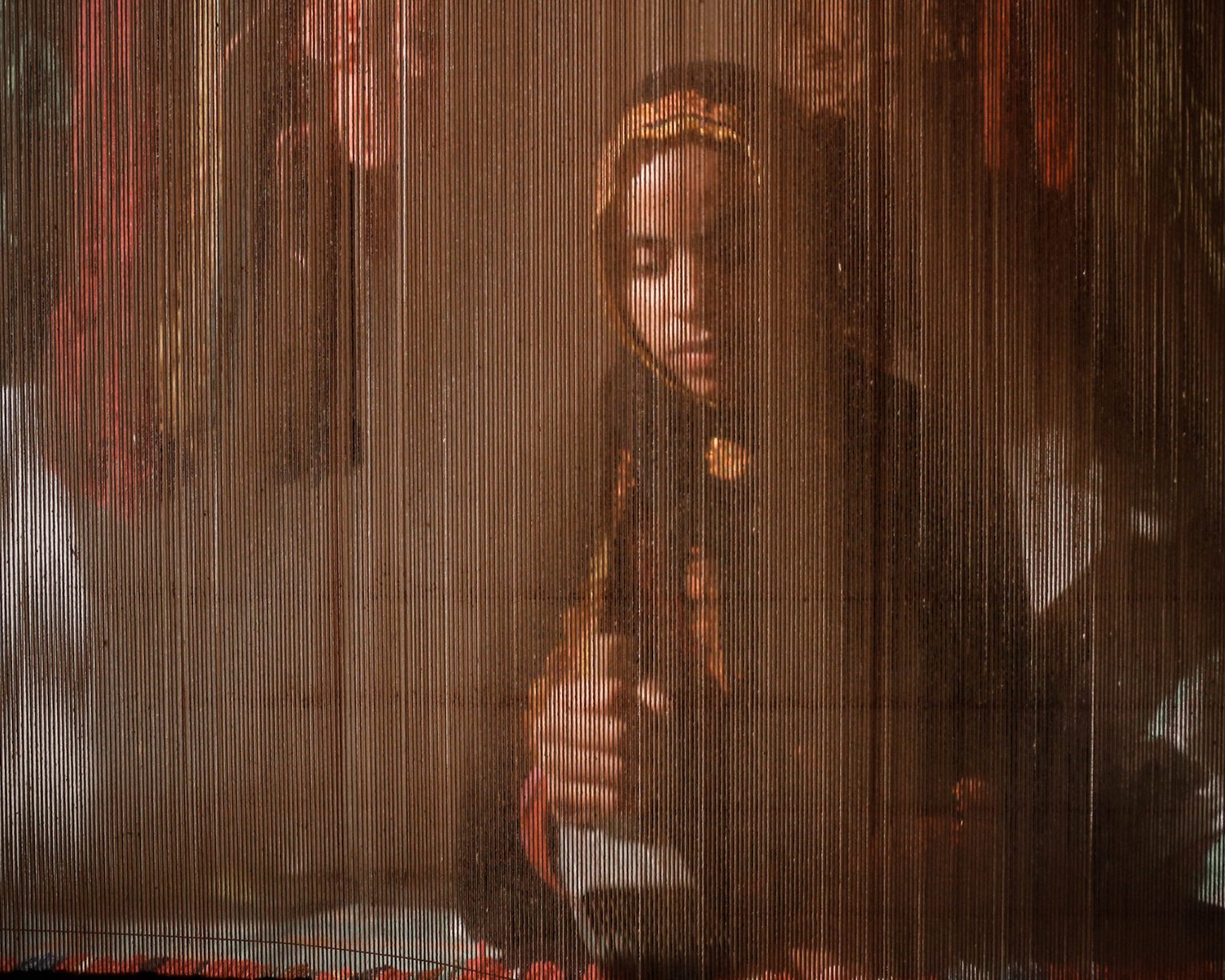 Iránska žena pracuje v chatrči, ktorá slúži ako dielňa na tkanie kobercov, v dedine Ordoogah v provincii Kerman v Iráne. Foto: Rouzbeh Fouladi/NurPhoto/Getty Images