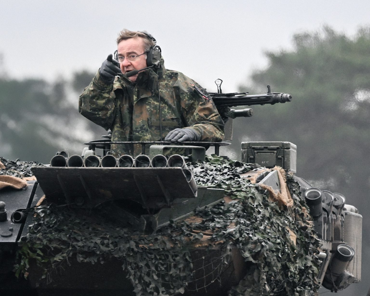 German Defense Minister Boris Pistorius drives with soldiers a Leopard 2. Photo: Sascha Schuermann/Getty Images