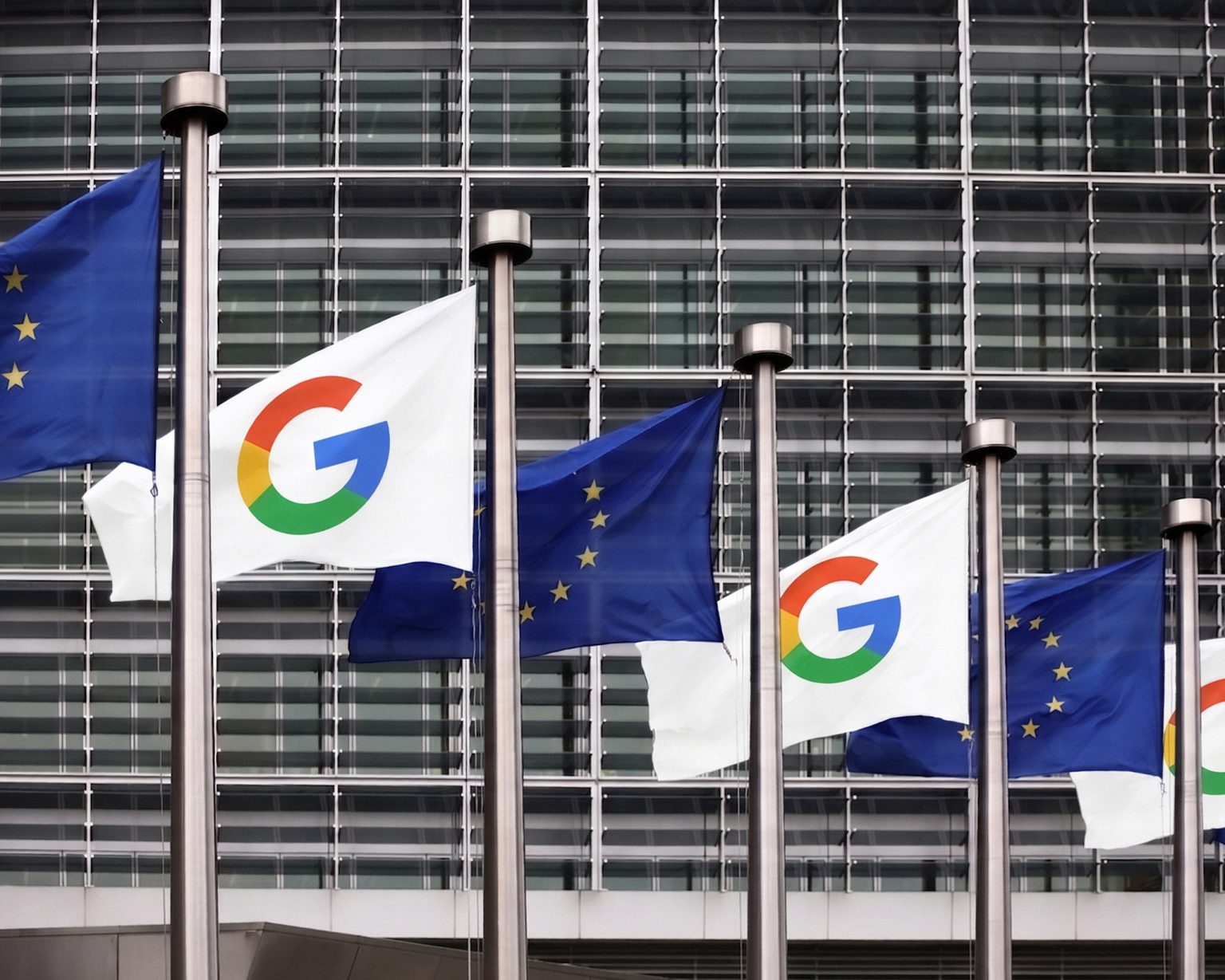 Snaha Európskej komisie získať prístup k údajom z vyhľadávania Google, prezentovaná ako opatrenie v oblasti hospodárskej súťaže, by mohla umožniť monitorovanie správania používateľov v takmer reálnom čase vo veľkom meradle. Foto: Carl Court/Getty Images/Gemini