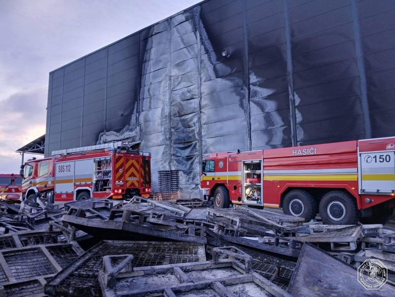 Nočný požiar v Novákoch spôsobil škody v státisícoch eur