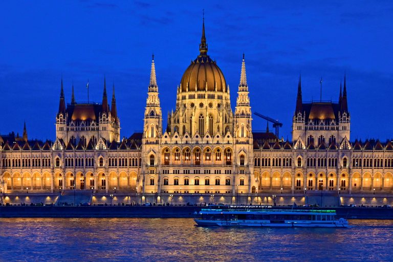 Na priečelie maďarského parlamentu vrátia vlajku EÚ