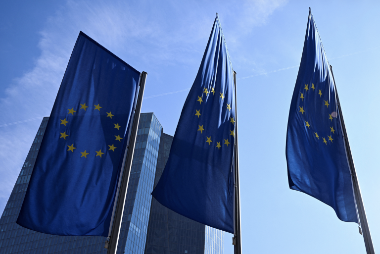 Medvedev: Únia má vojenské ambície, môže byť horšia než NATO