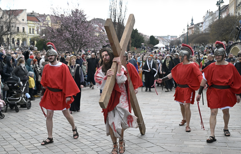 Centrom Prešova prešla krížová cesta, opäť prilákala davy
