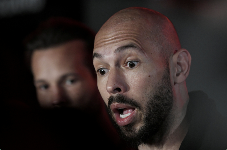 Rumunský súd zrušil obmedzenia pre bratov Tateovcov