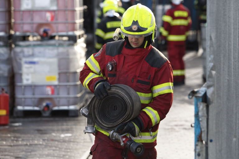 Pri Nitre horí hala s paletami, jedna osoba je zranená