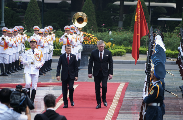 Vládna delegácia si v Hanoji uctila pamiatku komunistického lídra