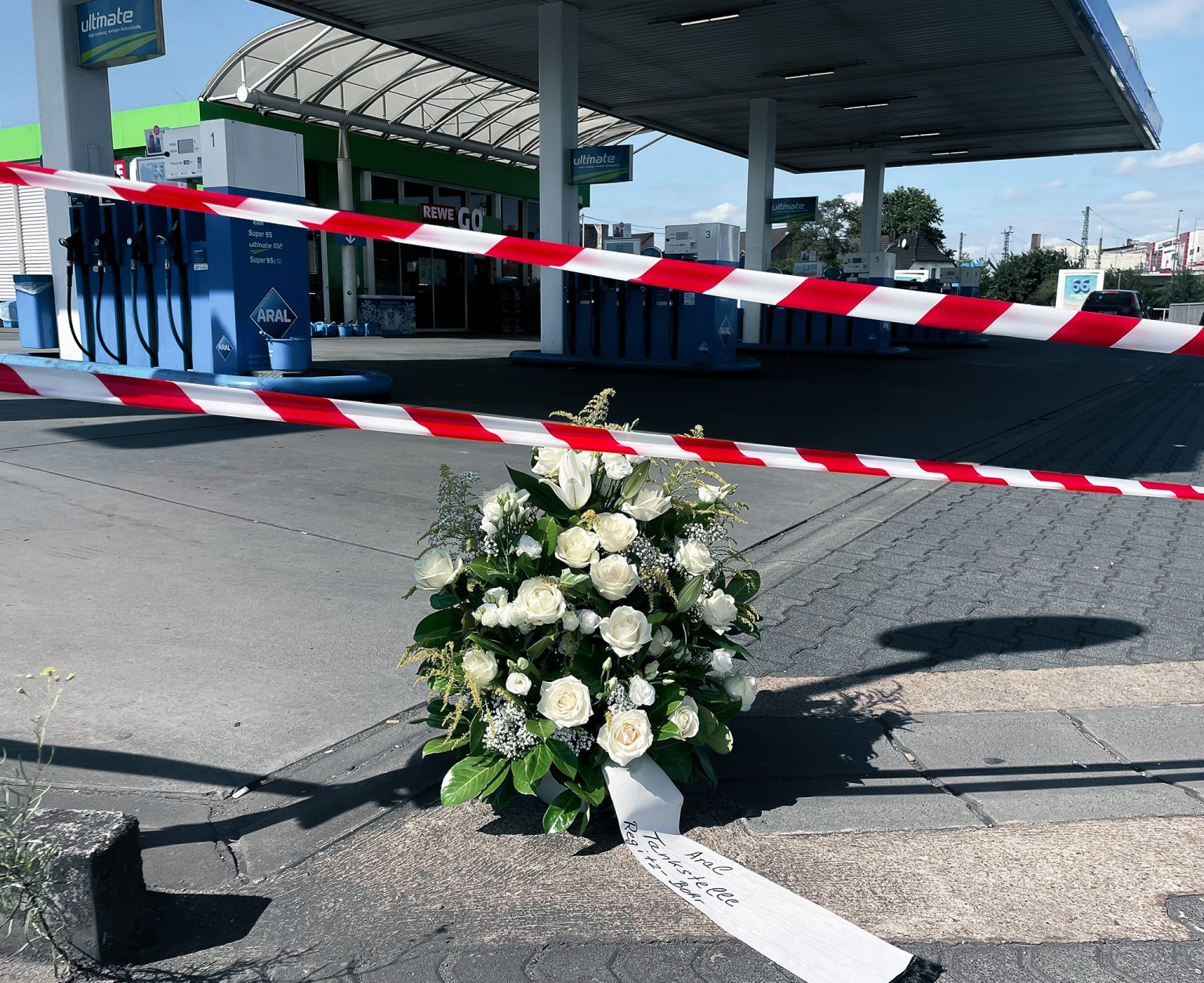 Employees have laid a wreath at the petrol station where a policeman was killed after a robbery. Foto: Christian Schultz/picture alliance via Getty Images