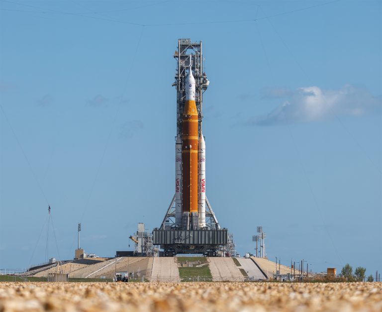 Človek sa má po 54 rokoch vrátiť na Mesiac, no americké ambície už mieria ešte ďalej. Foto: Austin DeSisto/NurPhoto via Getty Images