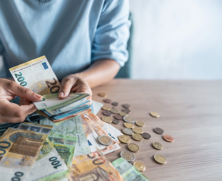 Zmätok okolo sviatku 8. mája. Nemocnice obmedzujú prevádzku, školy aj firmy váhajú