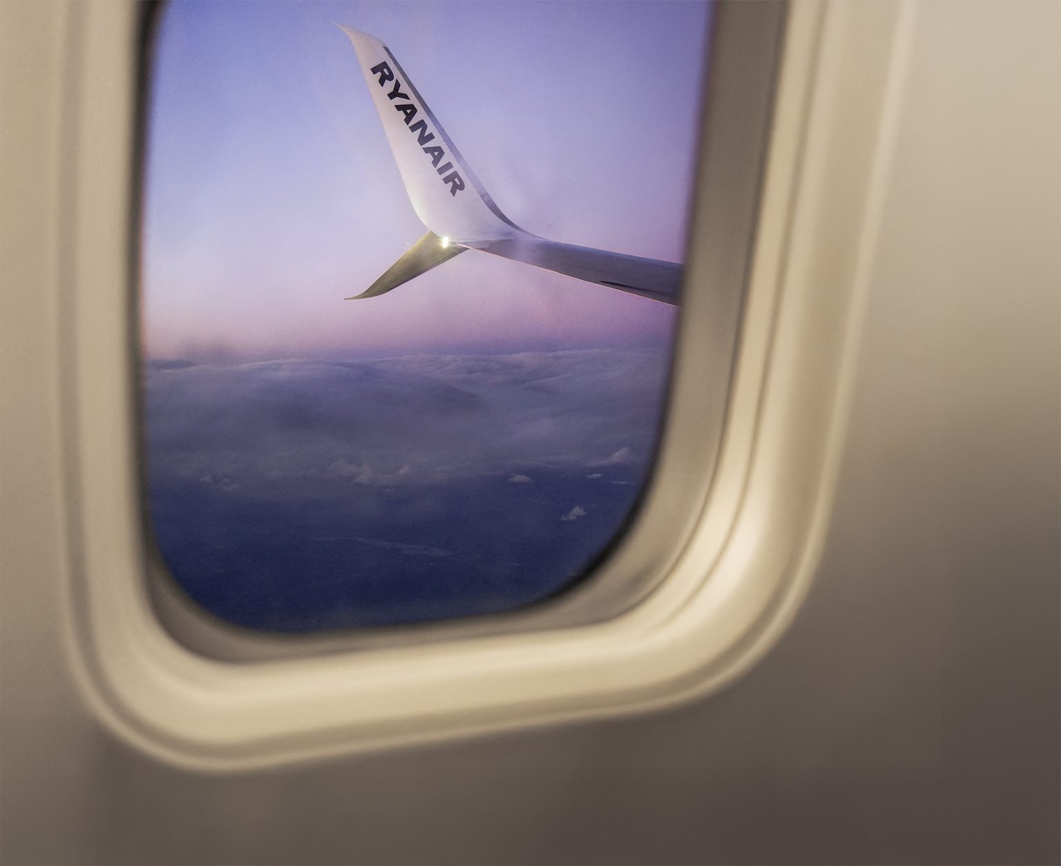 Logo spoločnosti Ryanair je zobrazené na krídle jedného z ich lietadiel. Foto: Nacho Doce/Reuterts