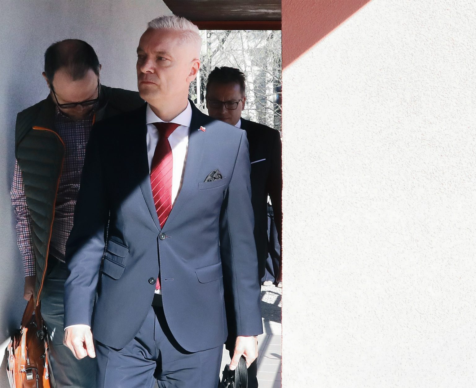 Ján Ferenčák v sprievode advokátov cestou na výsluch. Foto: Ján Krošlák/TASR