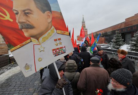 Milióny obetí má vytlačiť „genocída Sovietov“. Kremeľ prepisuje historickú pamäť