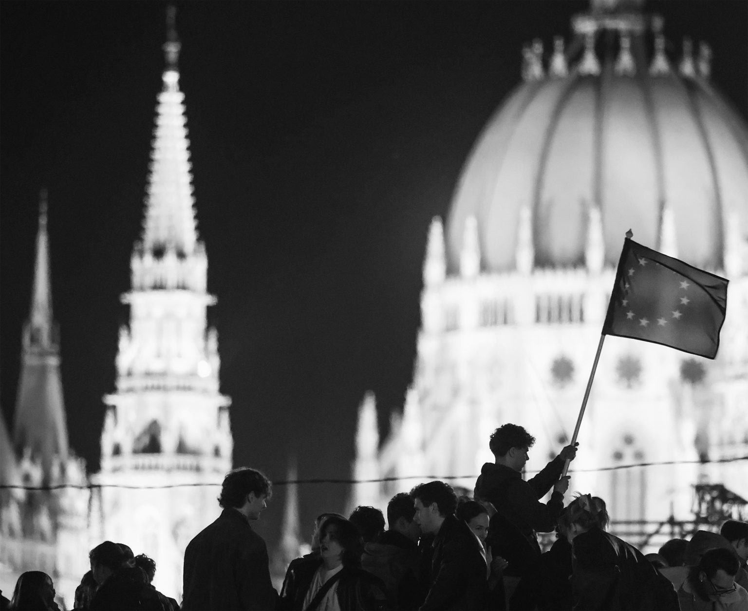 Priaznivci oslavujú presvedčivé víťazstvo strany Tisza vo voľbách, medzi davom sa objavujú aj vlajky EÚ. Foto: Sean Gallup / Getty Images