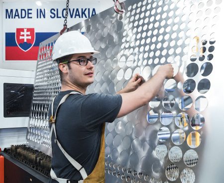 Rekordné miliardy na mzdách, no menej práce pre ľudí. Priemysel stále ťahá Slovensko