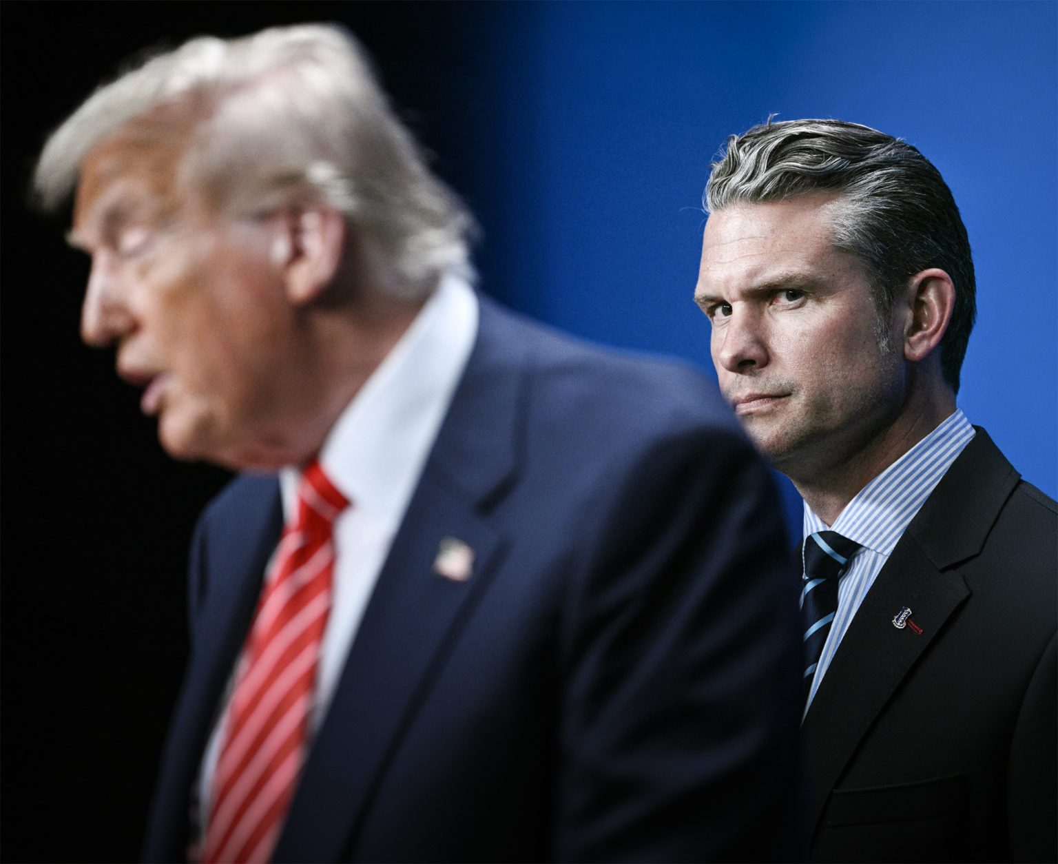 Donald Trump a Peter Hegseth. Foto: Brendan SMIALOWSKI / AFP / AFP / Profimedia