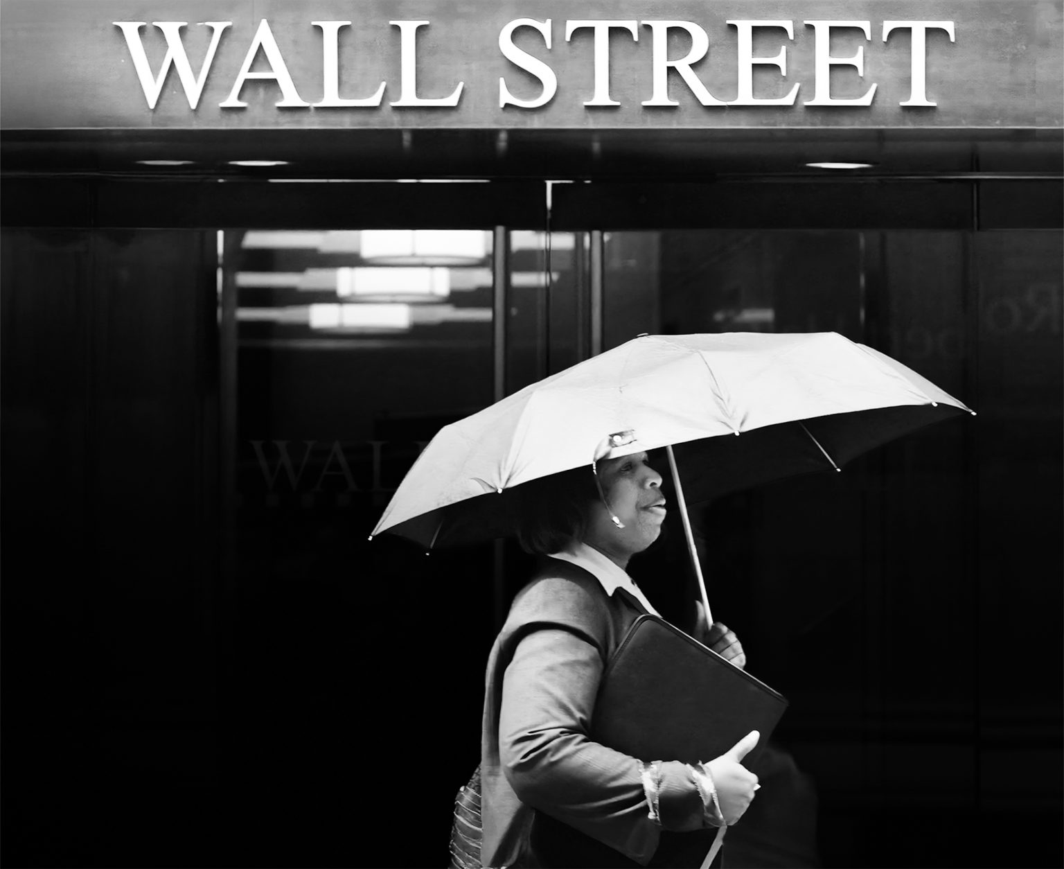 Dominancia USA nespočíva len na rope, ale aj na Wall Street, keďže kapitál uprednostňuje stabilitu pred rizikom spojeným s Čínou. Foto: Brendan McDermid/Reuters