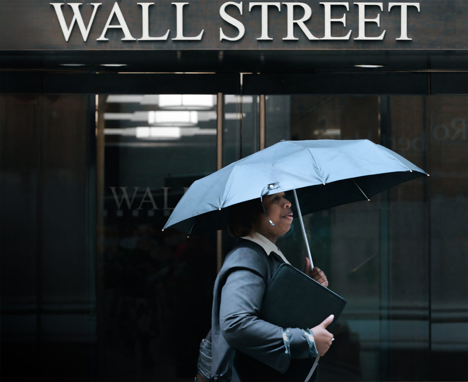 Optimizmus drží akcie vysoko, no ceny ropy naznačujú dlhý návrat k normálu, keď jej fyzický nedostatok mení pravidlá hry. Foto: Brendan McDermid/Reuters