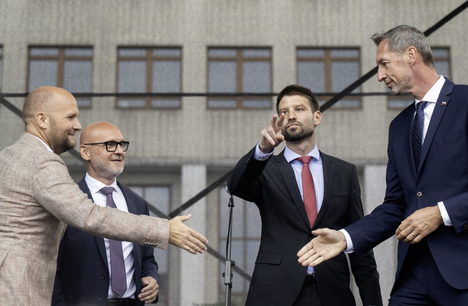 Predsedovia politických strán počas protestu v Bratislave.