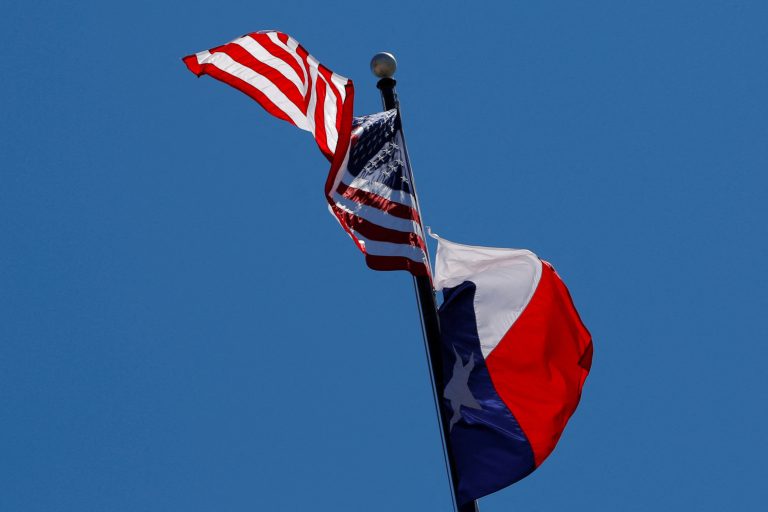 Americká vlajka a vlajka Texasu.