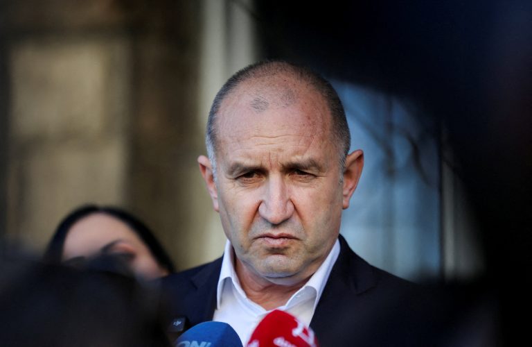 Bulharsko na konci krízy, prezidentka odovzdá mandát Radevovi