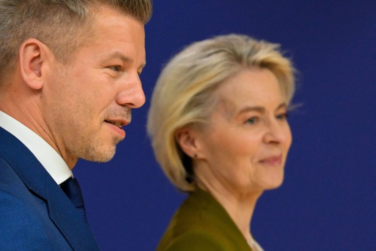 Ursula von der Leyen a Peter Magyar sa stretávajú v Bruseli.