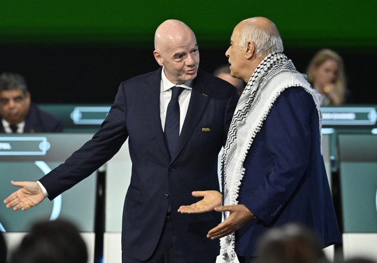 FIFA chcela symbolické podanie ruky, gesto stroskotalo