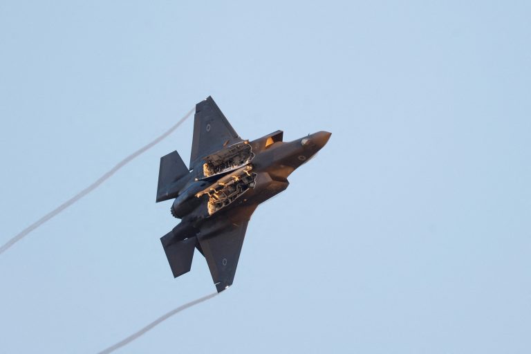 F-35 stíhačka letí s otvorenými dverami zbraňového priestoru.