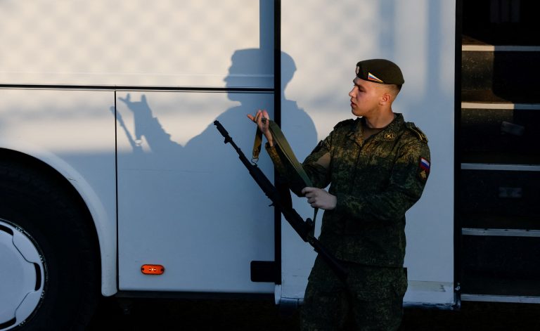 Británia uvalila sankcie za verbovanie migrantov pre Rusko