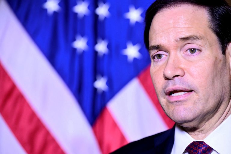 US minister zahraničných vecí Marco Rubio hovorí s novinármi.