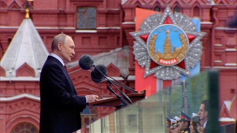 Vladimir Putin hovorí počas vojenskej prehliadky.