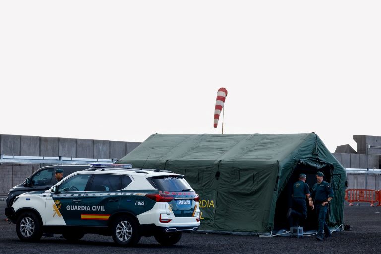 Členovia španielskej civilnej gardy pripravujú príchod lode MV Hondius.