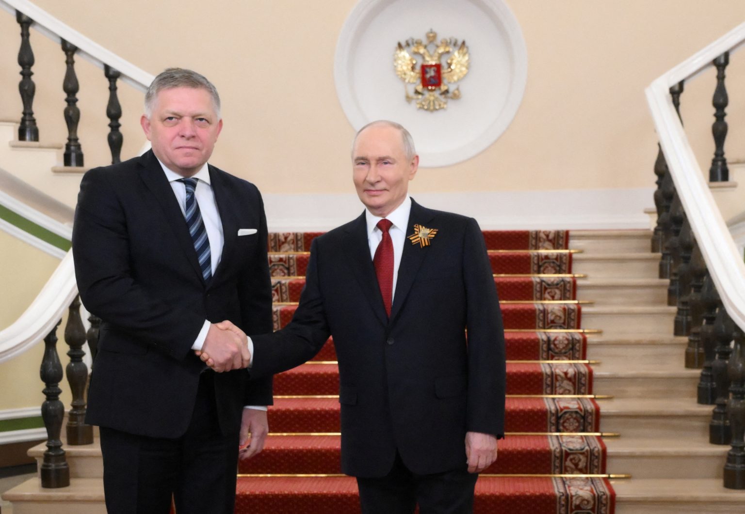 Vladimir Putin prijíma Roberta Fica v Kremli.