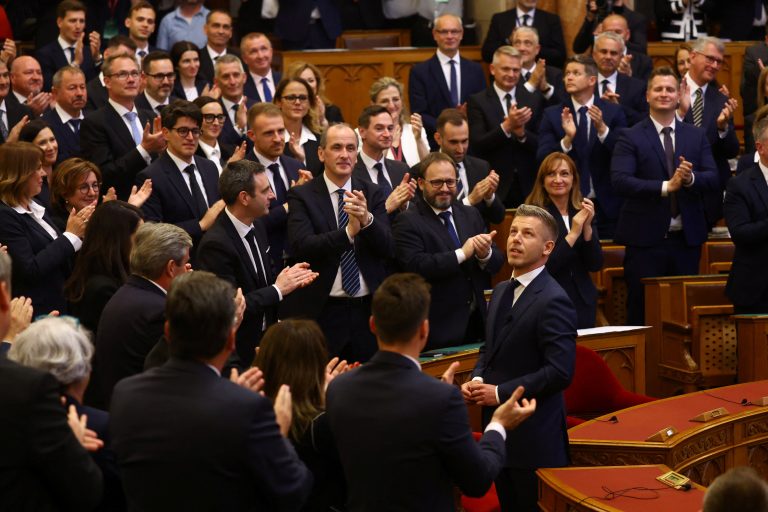 Maďarský premiér Peter Magyar dostáva standing ovation v parlamente.