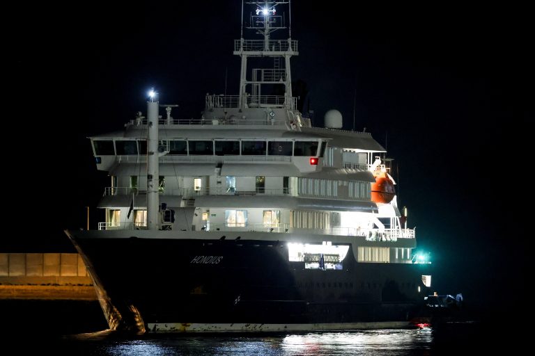 Križník MV Hondius prichádza na Tenerife.