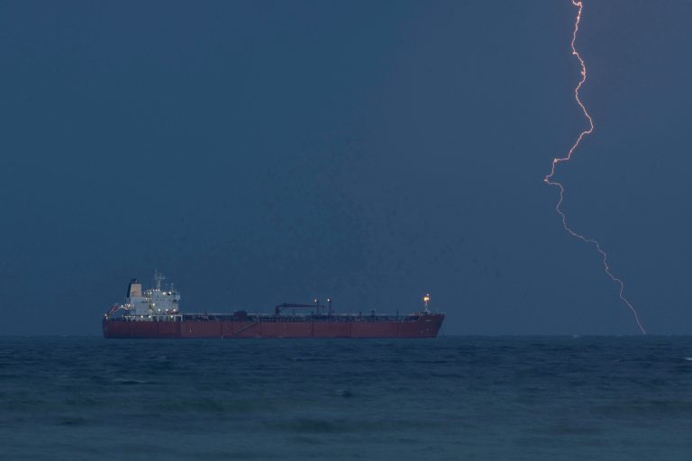 Tanker zakotvený pri prístave Sultan Qaboos v Muscate, Omán.